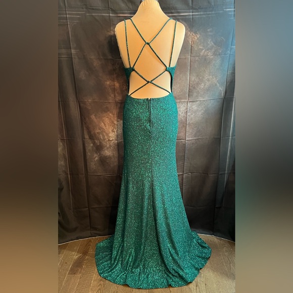 City Triangles NWOT Emerald Green V-Neck Formal Gown. Size 11 - Picture 7 of 10